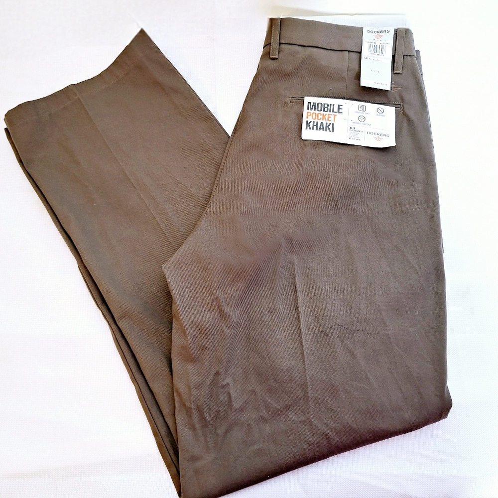 NWT Dockers"The Media Pocket" Dockers D4, relaxed fit,mobile pocket khaki pants.
